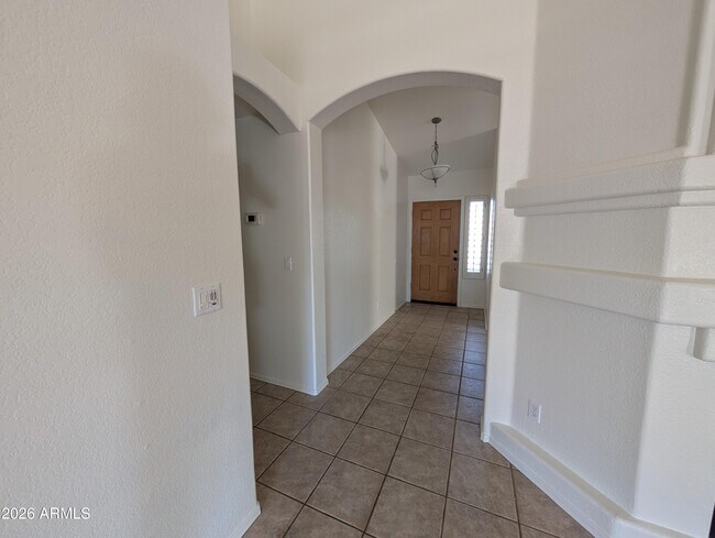 Building Photo - 8918 W Paradise Ln