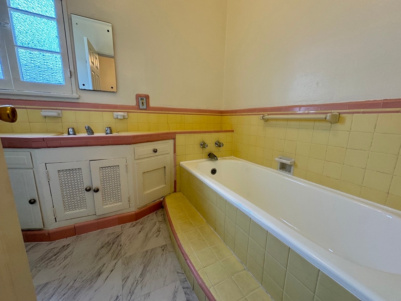 Building Photo - 422 S Detroit St