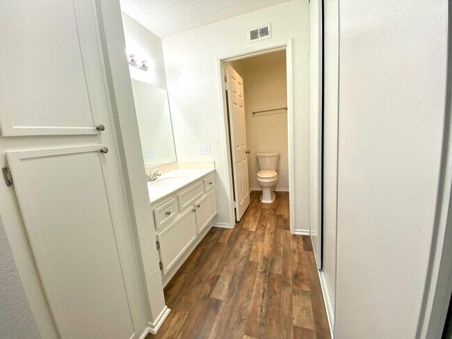 Building Photo - 2554 Olive Dr