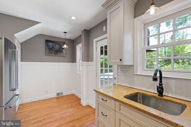 Building Photo - 112 W Park Pl