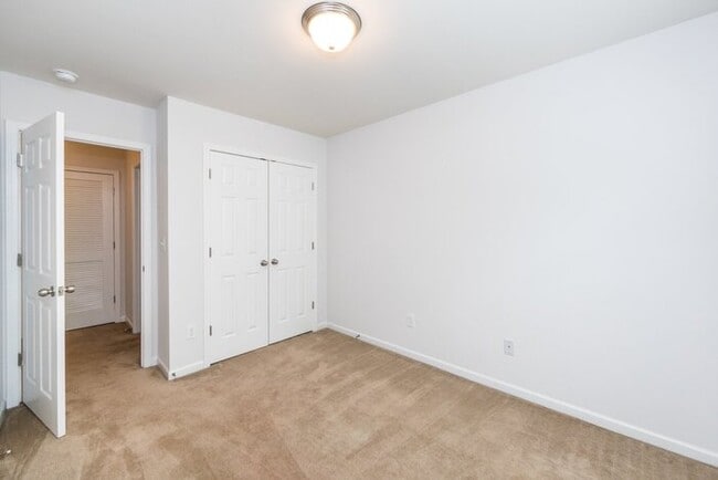 Building Photo - Beautiful 3BD/2.5BA Townhome in the Lions Gate Community!