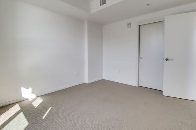 Building Photo - Stunning 1Bdm 1Ba Condo in the Heart of Do...