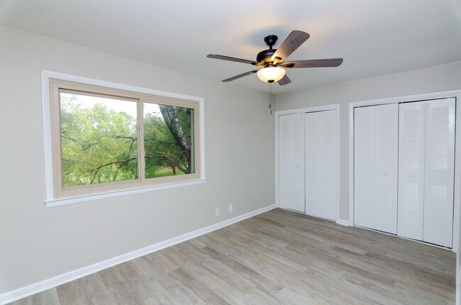 Building Photo - Newly remodeled condo