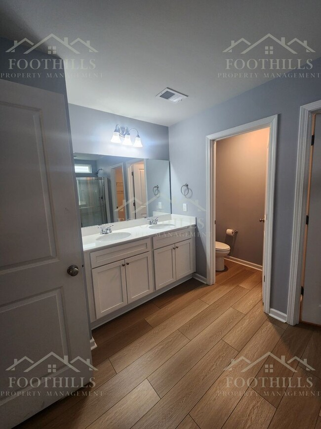 Building Photo - 18 Chalet Ct