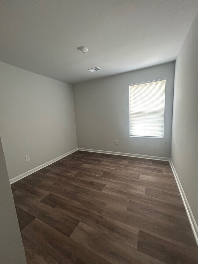 Building Photo - 1745 King Oaks Lp