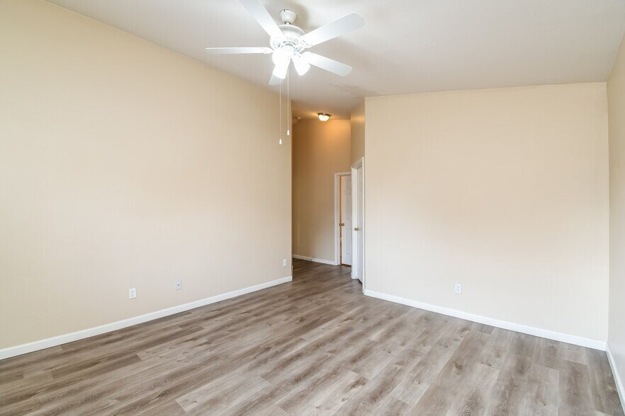 Building Photo - 5509 S 34th Ave