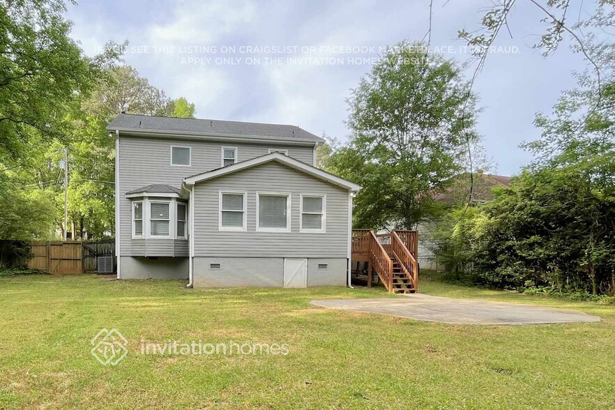 Building Photo - 400 Hidden Valley Dr SE