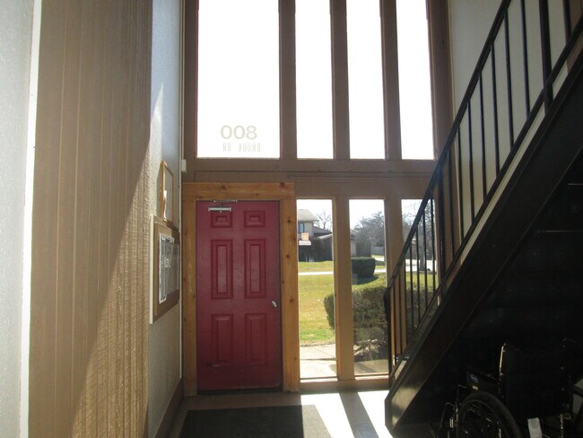 Building Photo - 800 Brook Dr