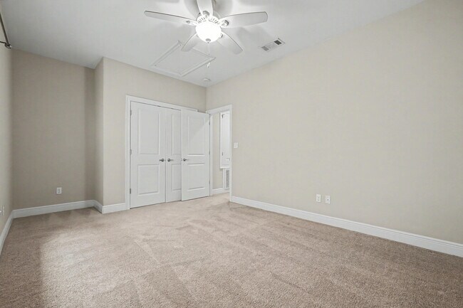 Building Photo - 490 Soundview Ct