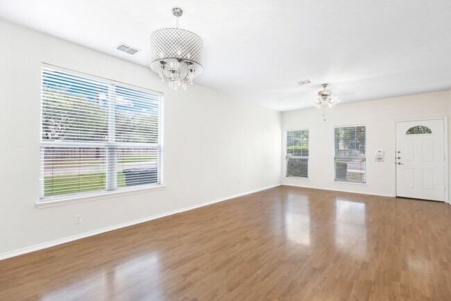 Building Photo - 3 Bedroom2.5 Bath The Plaza Subdivision