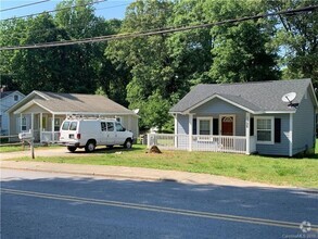 Building Photo - Cozy Two bedroom House