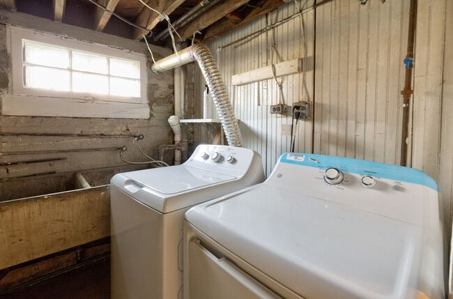 Building Photo - Great 4 Bedroom in 16th st Heights