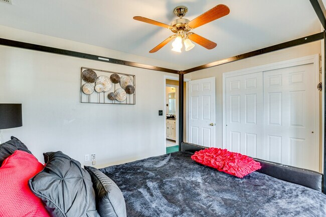 Building Photo - 14 Normandy Dr