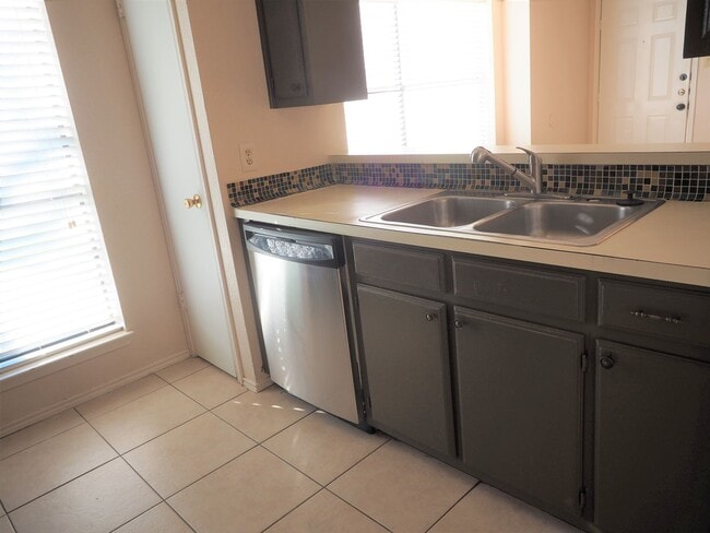 Building Photo - 1401 Hermitage Dr