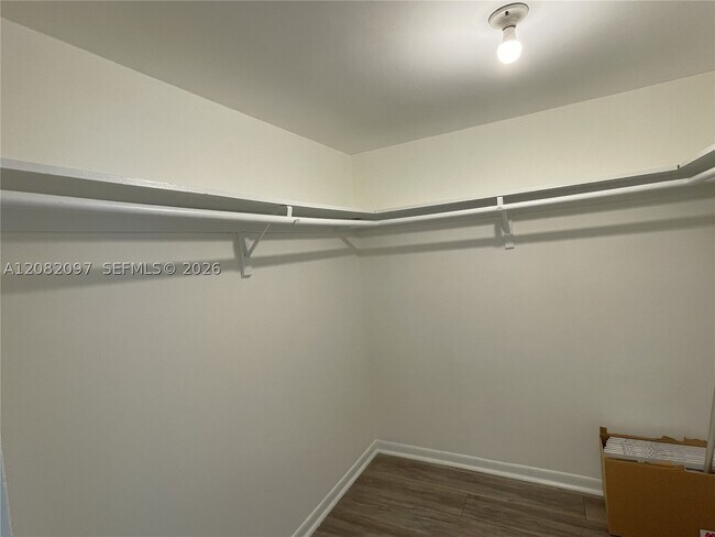 Building Photo - 6904 N Kendall Dr