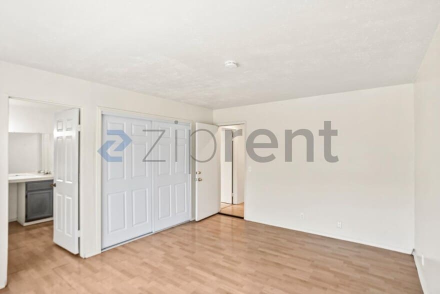 Building Photo - Unit