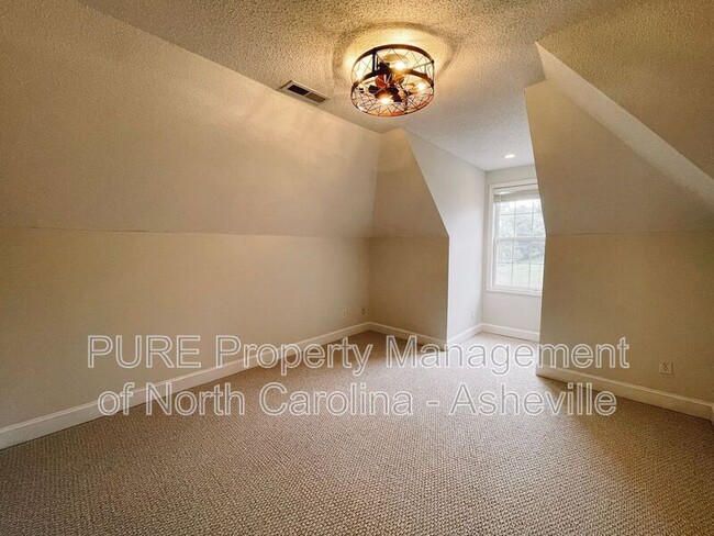 Building Photo - 6 Strawberry Ln