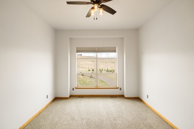 Building Photo - Executive 3-Bed Ranch Main Level - Private...