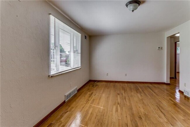 Building Photo - Beautiful 3 Bed / 1.5 Bath with Garage and Large Yard - Available May!!