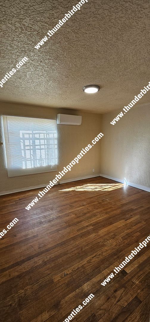 Building Photo - Ross Duplex