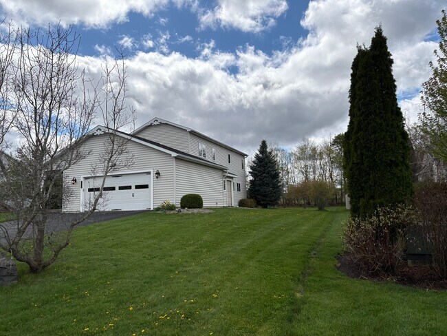 Building Photo - Large 4BR/2.5 BA Home w/ large yard & Central AC
