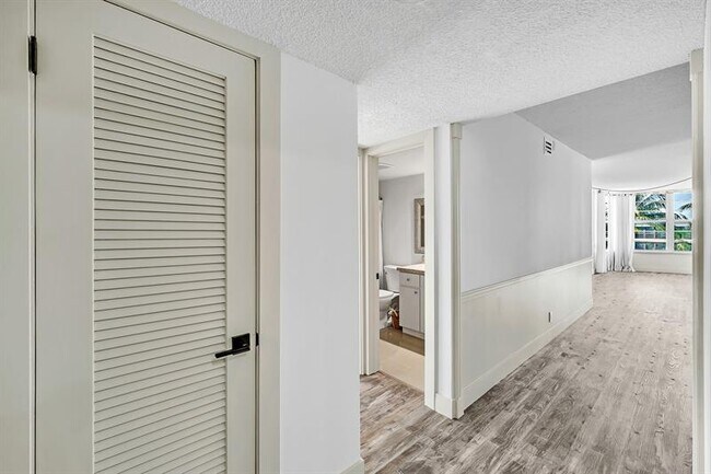 Building Photo - 3051 NE 48th St