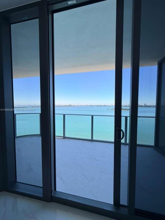 Building Photo - 700 NE 24th St