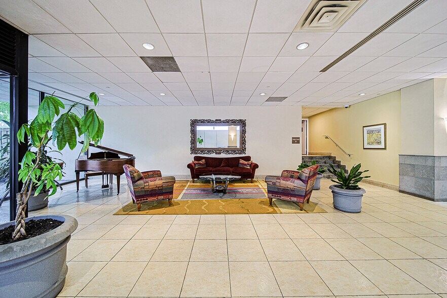 Building Photo - 1077 River Rd