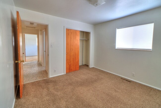 Building Photo - Available immediately 2 bedroom 1 bath in ...
