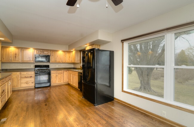 Building Photo - 1070 Center Dr