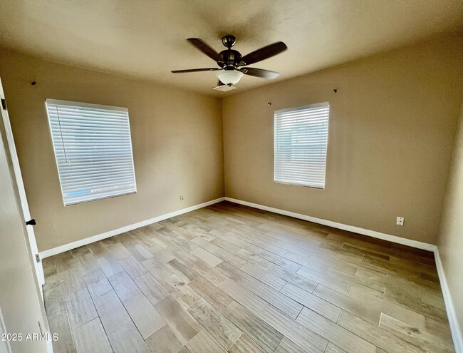Building Photo - 1419 E Earll Dr