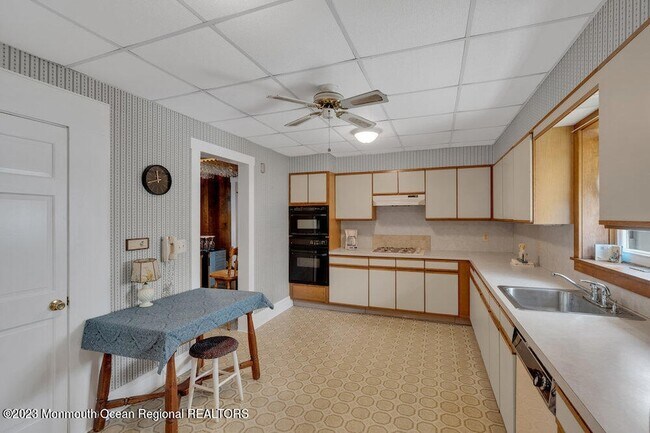 Building Photo - 683 Main Ave