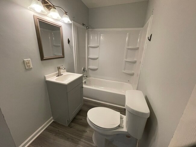 Building Photo - 2 Bedroom 1 Bathroom House Available Now! ...