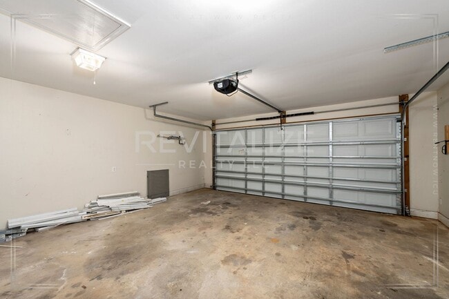 Building Photo - Spacious 3-Bedroom Home with Open Floor Pl...