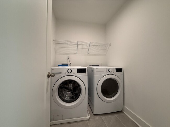 Building Photo - 3BR/3.5BA 3-Story Townhome w/ Quartz + W/D in Decatur