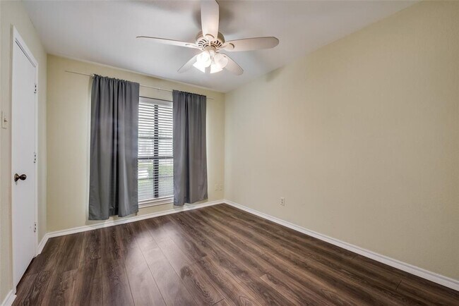 Building Photo - 617 Main St