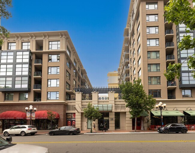 Building Photo - Modern 2 Bed/ 2 Bath Condo in the Heart of...