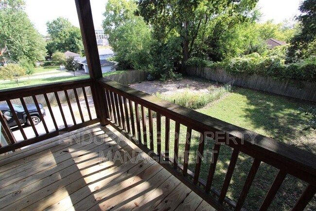 Building Photo - 2539 Melrose Ave