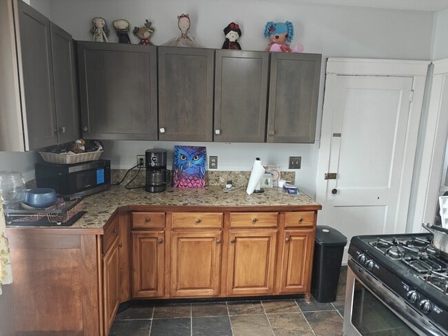 Building Photo - 452 Osborn St