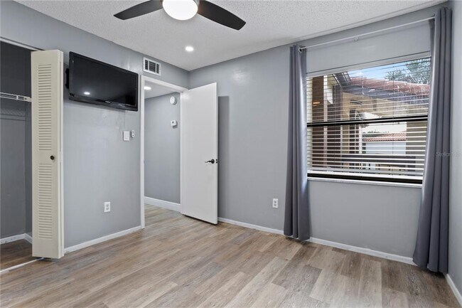 Building Photo - 6062 Willowpointe Cir