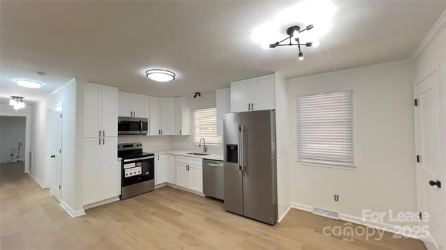 Building Photo - 308 Robinson Ave