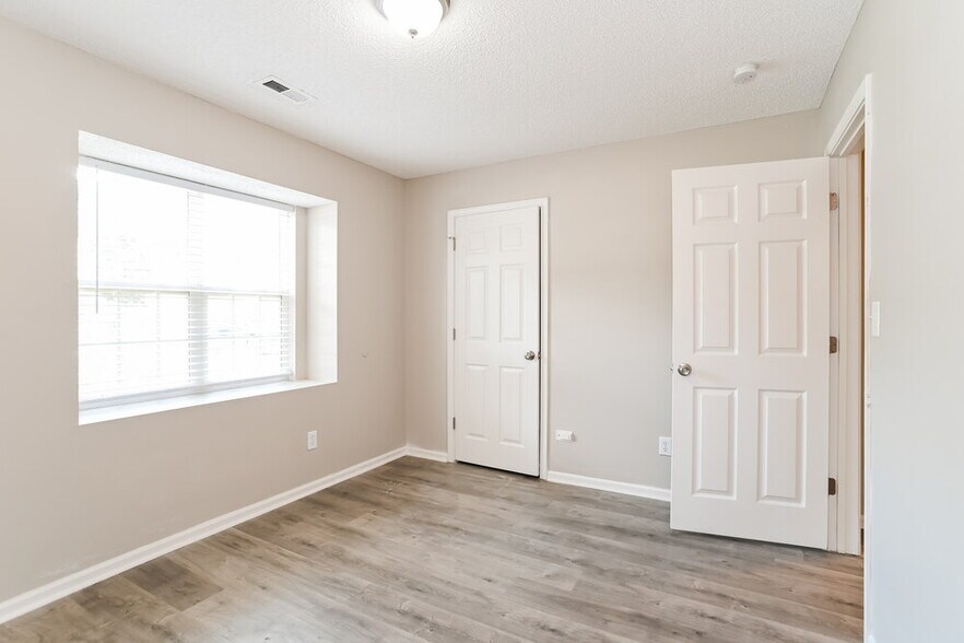 Building Photo - 3112 Queensdale Dr