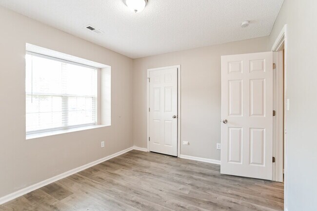 Building Photo - 3112 Queensdale Dr