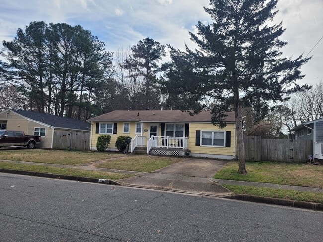 Building Photo - Gorgeous 4 Bedroom Home with Large Fenced Backyard