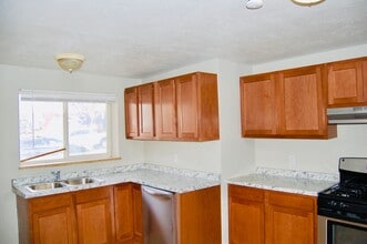 Building Photo - Updated 3Bedroom-In-Unit Laundry-$1,000 Move-In credit