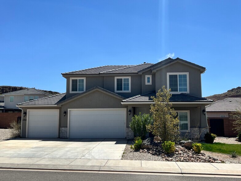 Building Photo - 3354 E Holly Dr