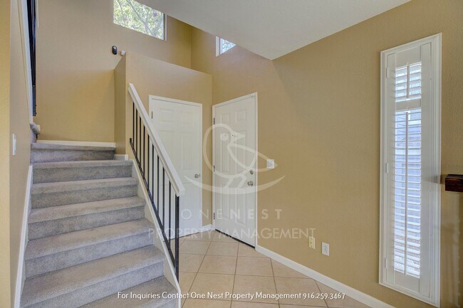 Building Photo - Heart of Roseville, 3 bedroom townhome wit...