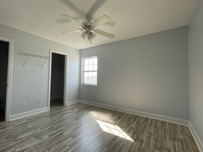 Building Photo - Condo Living Is The Life For You