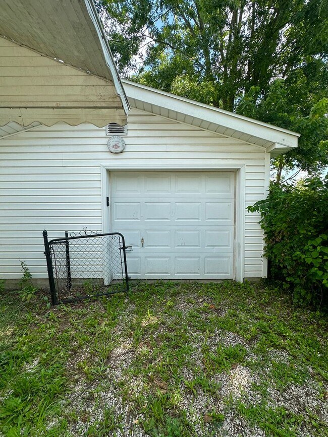 Building Photo - 2 Bed | 1 Bath Home with Detached Garage