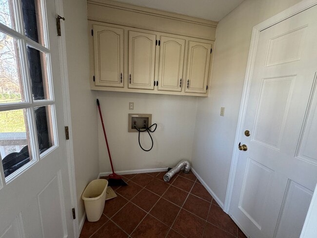 Building Photo - Available to Show